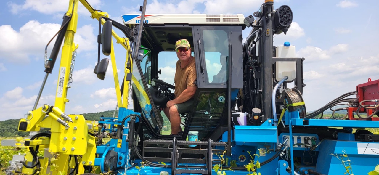 Tracteur dans les vignes