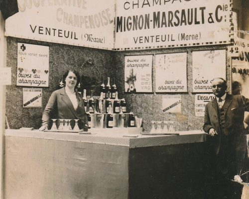 Les arrières grands parents devant un stand de la coopérative champenoise.